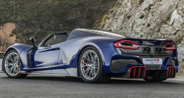 Venom F5 Roadster е поръчков роудстър със средно разположен двигател с впечатляваща мощност и подвижен покрив от въглеродни влакна. Това е преработен брат на Venom F5 Coupe, обещаващ върховно представяне на писта и път. Благодарение на използването на въглеродни влакна, този лек покрив от една част тежи само 8 кила, въпреки че е изолиран и облицован с мека тапицерия от алкантара.  Venom F5 Roadster може да се похвали с масивен 6,6-литров Fury V8 с двойно турбокомпресор с 1817 к.с.

Покриването на този изключително мощен двигател е голям стъклен панел, който изддържа над 500 градуса и увеличени аеродинамични сили. Стъкленият панел помага да се осигури безпрепятствен изглед на двигателя и е капсулиран в подвижен капак  от въглеродни влакна с фрезовани отвори за извличане на топлина, като тези в задната броня на Venom F5 Roadster. Hennessey също така оборудва Venom F5 Roadster с леки ковани алуминиеви джанти със седем чифта спици. Тези колела са закрепени с пет титанови гайки.